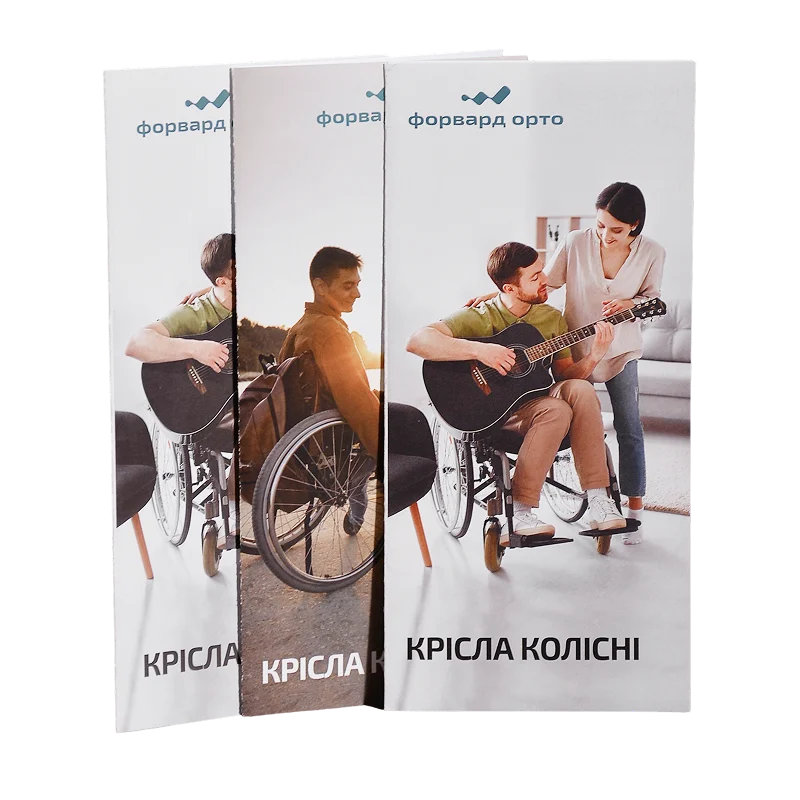 Брошури з білими обкладинками та фотографіями людей у кріслах колісних