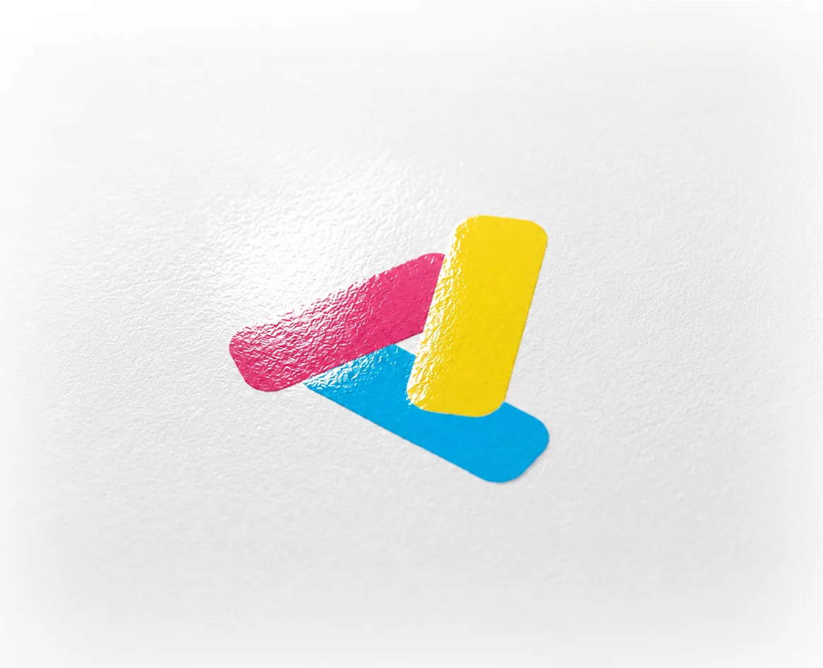 Глянцева ламінація крупним планом: CMYK-логотип з дзеркальним блиском на поверхні