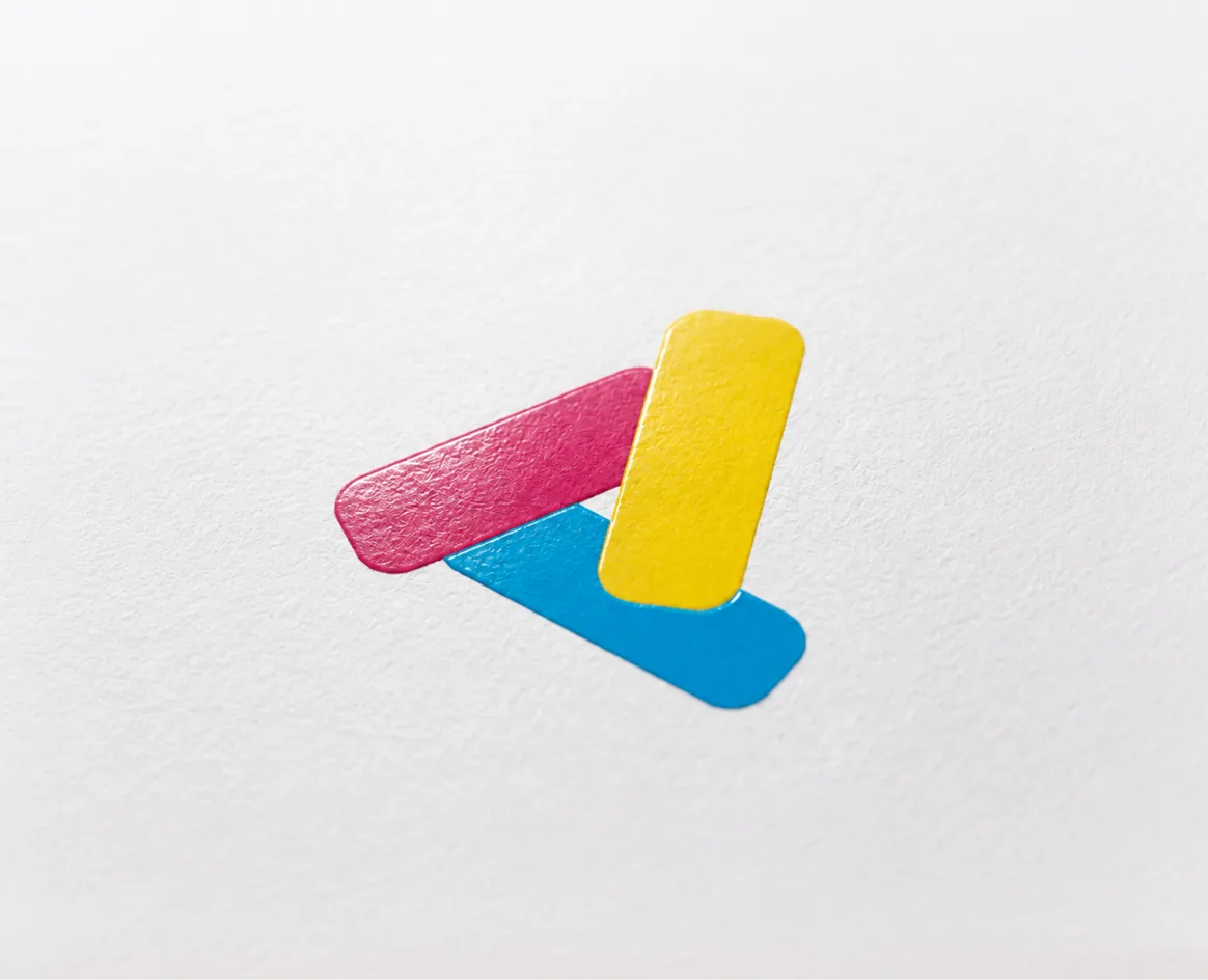 Вибіркове лакування крупним планом: CMYK-логотип з глянцевим акцентом на білому картоні