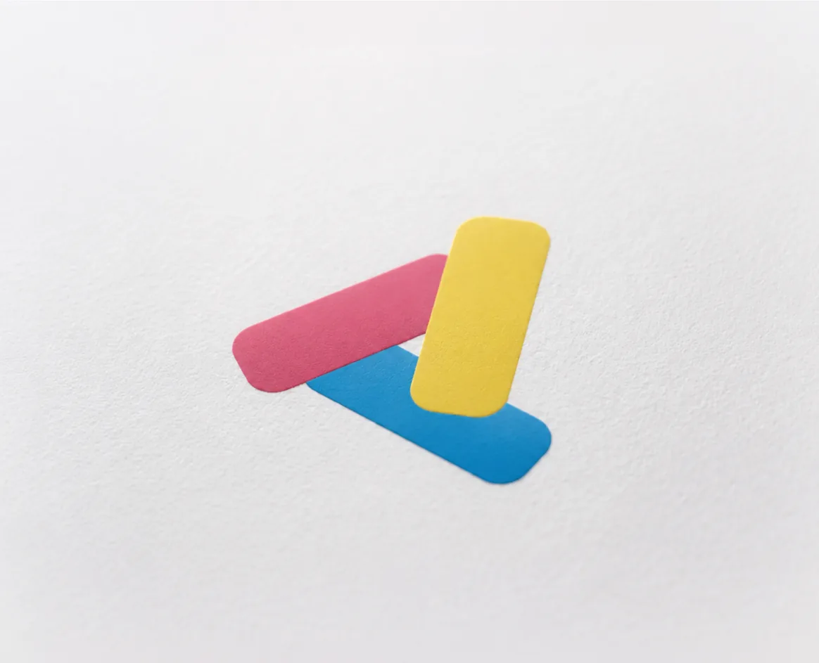 Софт-тач ламінація крупним планом: CMYK-логотип на матовій оксамитовій поверхні