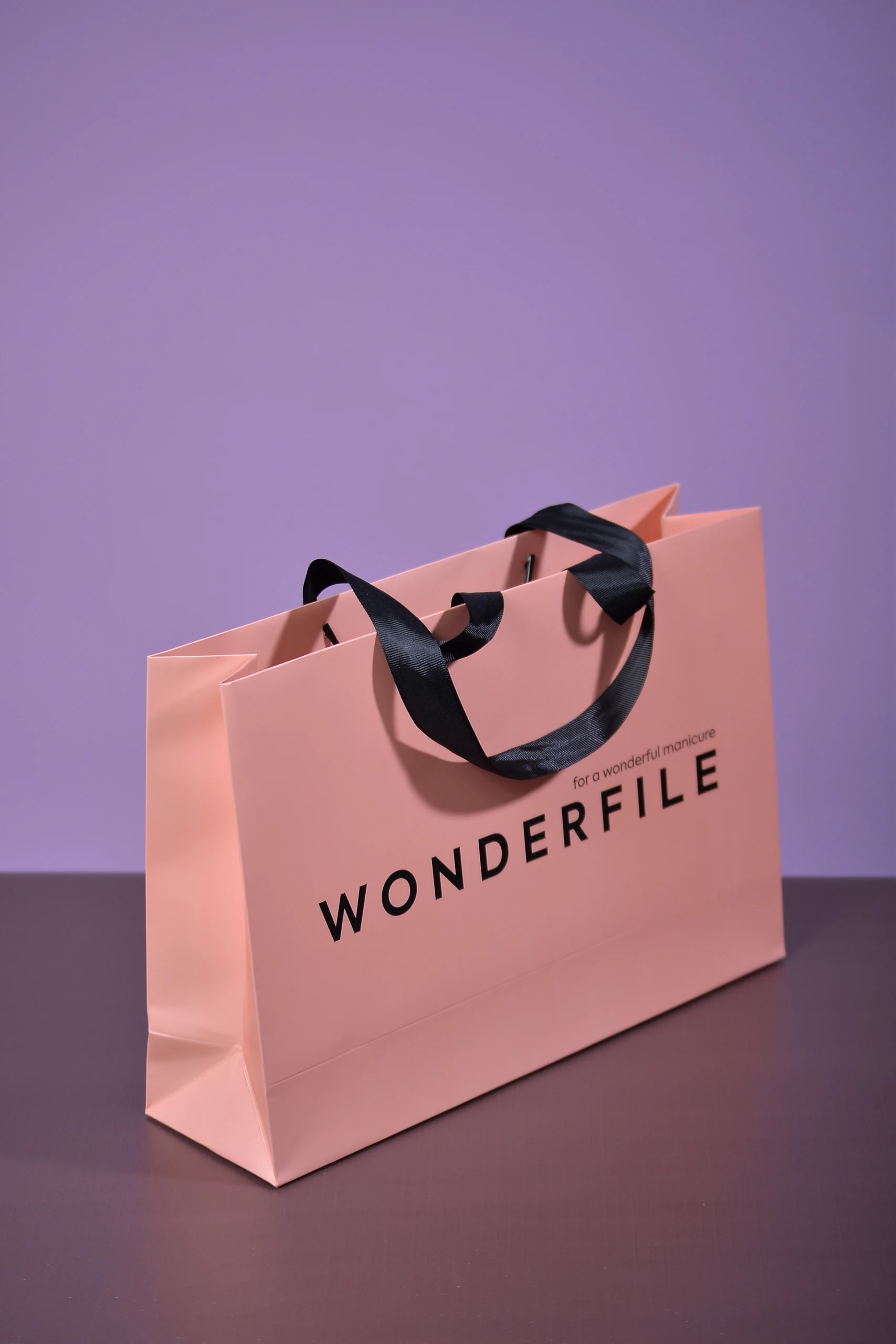 Відкритий преміум пакет WONDERFILE з чорними репсовими ручками та персиковими боковинами.