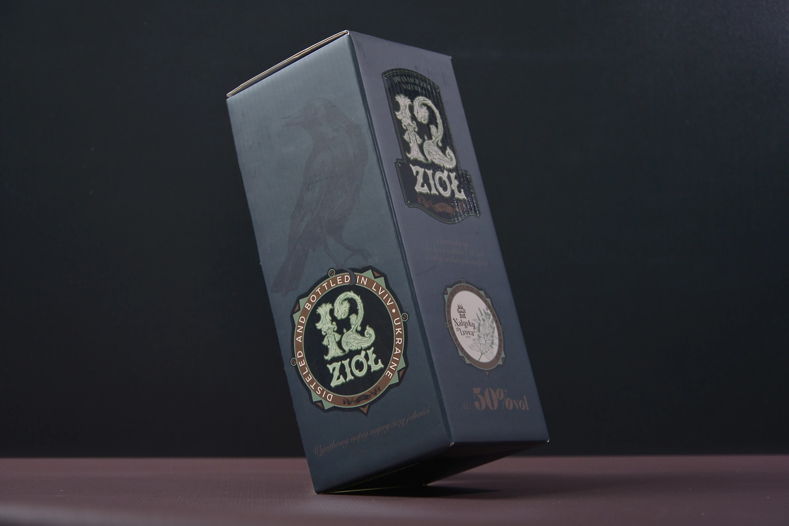 Бокова грань коробки «12 Ziół» зі штриховим зображенням птаха та круглою емблемою.